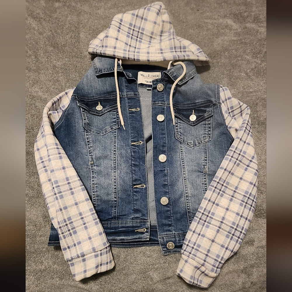 Wallflower “Oaklynn” Denim Jacket w/ Plaid Hoodie – Juniors Medium